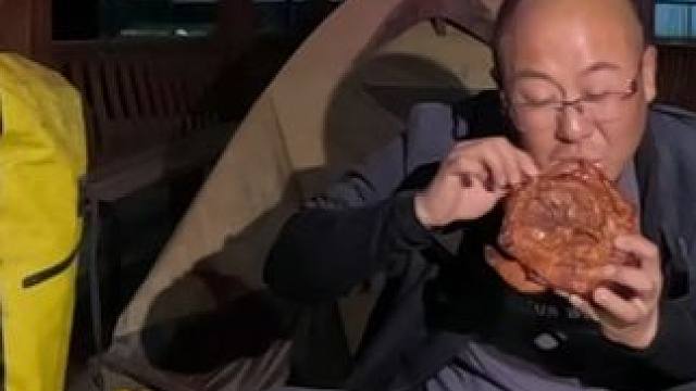 在承德市区一波三折为了半度电，买只速成鸡晚上在村口凉亭过夜#骑行vlog #日常骑行 #我的骑行日常