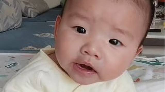 3月龄宝宝练习抬头，眼里全是戏#人类幼崽 #婴语交流 #宝宝抬头训练
