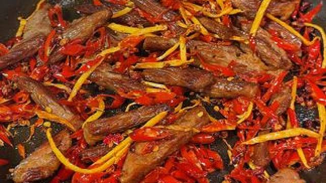 今天吃点啥 -麻辣牛肉条
-清蒸蒜蓉粉丝生蚝
#美食vlog 
#无辣不欢美食 
#每日美食 
#晚