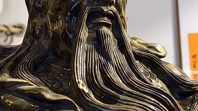 金钱石雕刻出的武财神财源广进