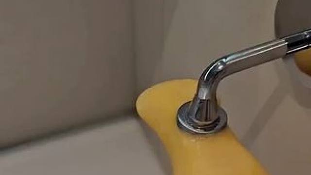 #实用小技巧 #生活小妙招 #洗鞋妙招 #刷鞋子 #鞋子清洗 鞋子清洗小妙招