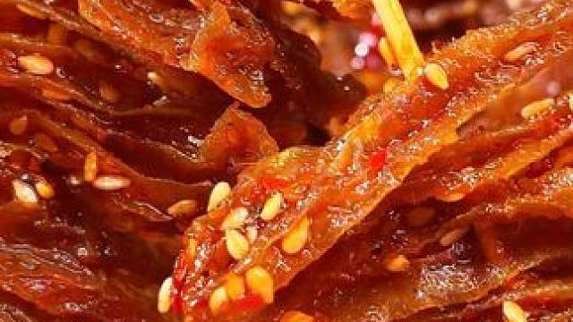 我相信每一个爱吃辣的人 都抗拒不了这一款魔芋干 香香辣辣 嚼劲十足一口接一口 好吃到根本停不下来#辣