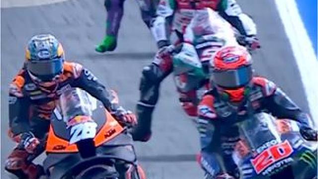 小夸:弯的快！才是快！难得的一次快…哈哈哈…#motogp #压弯 #摩托车比赛