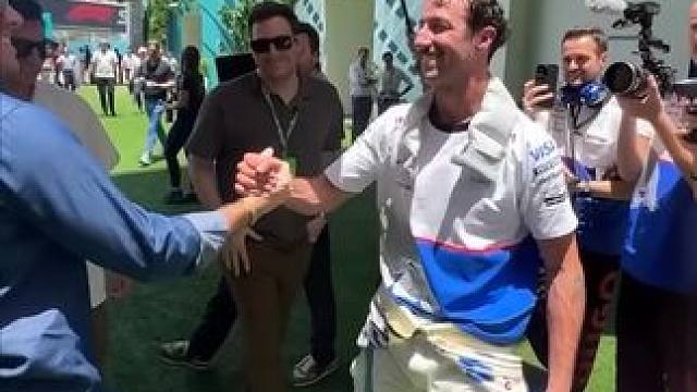 拿下P4后春风得意的里卡多，第一时间跑去拥抱自己的工程师。熟悉的笑容终于回来了！恭喜大牙！看来新换的