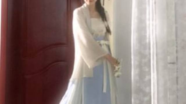 不会只有我现在还穿着我的毛绒睡衣吧 这凉嗖嗖的春天呀～#古典舞 #古风 #简单易学