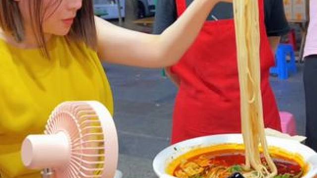 湖南美女挑战3两螺蛳粉~你觉得她能挑战成功吗？#螺蛳粉