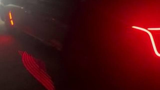 希望你开上红旗h9的时候 车窗摇下来的那一刻你的目光都在寻找他