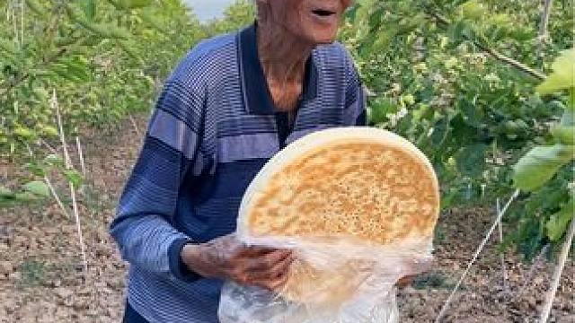 赶集回来捎了个大饼子 #农村生活 #快乐就这么简单 #大爷永远是大爷 #闻喜方言