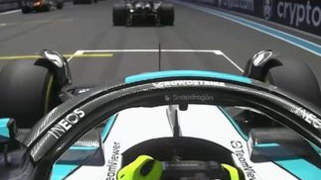 冲刺赛汉密尔顿内线强超，导致阿隆索被夹在中间，被迫撞上了队友斯托尔，少爷又把诺里斯顶出了赛道，俩人双