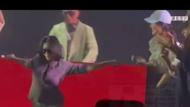 小S为了帮姐夫具俊晔也是拼了，上台性感狂舞各种扭动，帮具俊晔炒热氛围。 #嗨翻全场 #小s #具俊晔