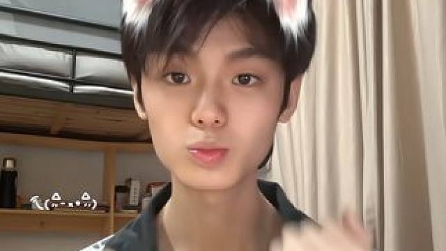 每天的十点十分都会想你#手势舞  #甜弟 #一学就会系列 #男高中生 #小狗眼