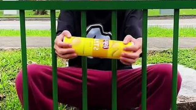 吃薯片的奇葩吃法，兄弟最后反目成仇了！ #看一遍笑一遍 #逗你一笑烦恼忘掉 #意想不到的结局 #这操