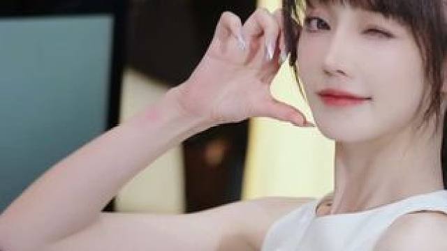 给车展一点小小的震撼#大长腿#2024北京国际车展#电子娇妻