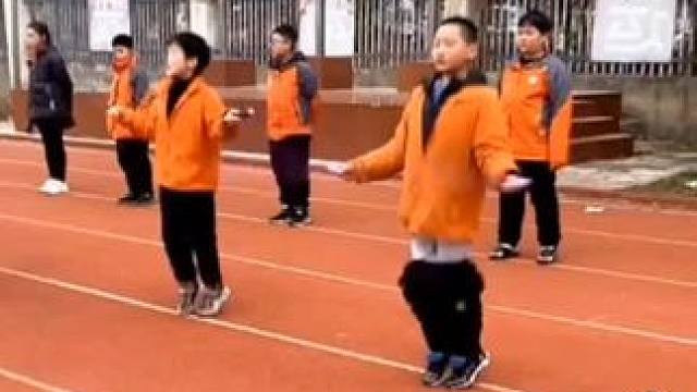 跳绳比赛中，男孩裤子掉了下来，仍坚持到比赛结束，最终获得第一名，网友：成大事者不拘小节！