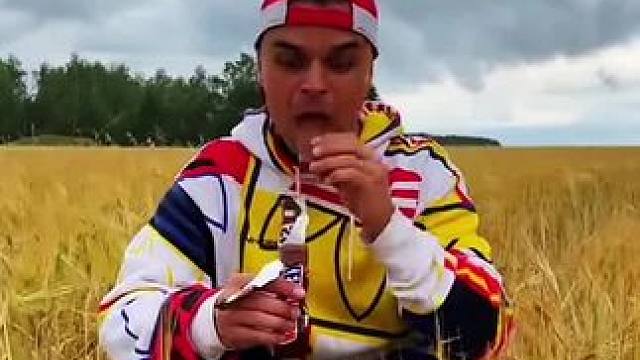 在野外偷吃美食被发现，男子最后直接无语了！ #看一遍笑一遍 #意想不到的结局 #这操作都看傻了 #老