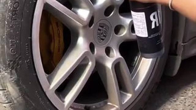 刹车产生的铁粉会吸附在轮毂上，要及时清理。#汽车美容 #撸车日常