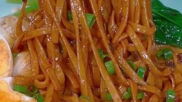 家里有面条的试试这个葱油拌面，不管是早餐还是夜宵都很方便#葱油拌面 #妈呀太香了 #这一碗好过瘾 #