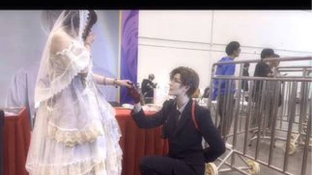 #三坑少女 #白辰 #漫展现场 #签售视频 白辰真的很温柔，好爱