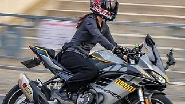 有小姐姐这样的骑行搭子 你愿意每天出车么？#追焦 #广场追焦#女骑 #摩托车 #风和自由