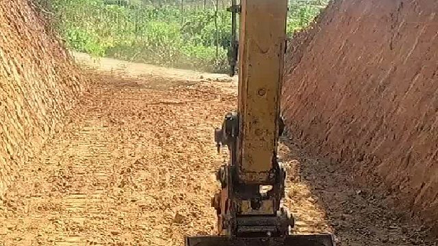 门前有座山，挖机从山中开一条路。