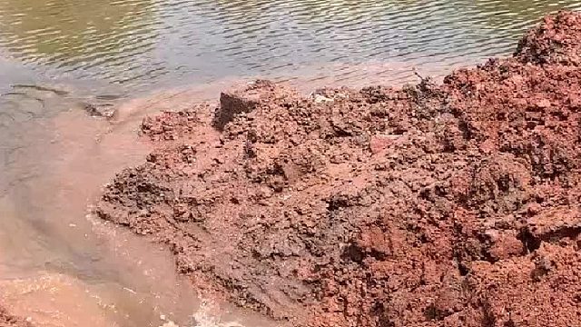 小挖机水库放水，怎么开沟