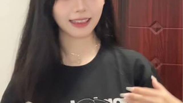 按下F键能回到五一第一天嘛#甜甜的手势舞 #甜妹 #扭一扭