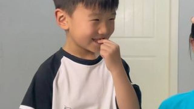 粉丝催更挠痒痒视频第三弹，冰冰完全不知情看她什么反应哈哈哈#挠脚心 #挠脚心爆笑少儿版 #挠痒痒搞笑