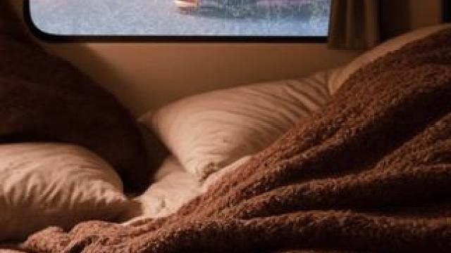 突然袭来的暴风雪停止了露营，快到房车里躲避风雪吧！ #白噪音 #助眠视频 #解压助眠