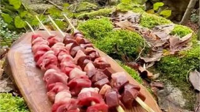 小哥在户外烧烤，这不妥妥淄博风味吗#国外美食 #户外美食制作 #户外美食