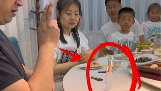 #魔术教学 #娱乐 眼镜男饭桌上表演魔术，惊呆了小姐姐