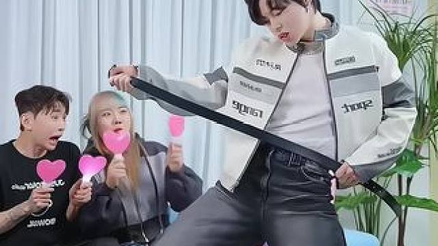 这皮带舞有点辣眼睛#皮带舞 #dontgoinsane #这才是猛男该跳的舞蹈 #扭一扭