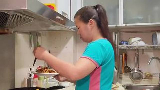 今日早餐吃什么？虾仁火腿炒乌冬面，煎蛋裙带菜干汤，巨鲜，巨香啦#早餐#爱生活爱美食 #生活的烟火气息