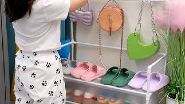 门口放一个这样的五层防尘鞋架真的很方便，加高加宽设计，可以收纳更多鞋子，还可以挂帽子包包，钥匙#收纳