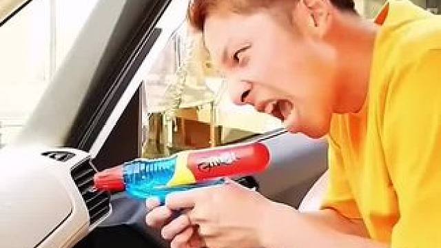 用水枪大战车内昆虫，结局让人太意外了！ #看一遍笑一遍 #老外真会玩 #这操作都看傻了 #万万没想到