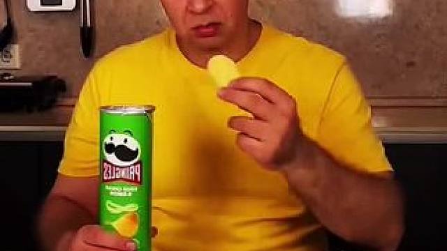 薯片的花式吃法，结局真是让人太意外了！ #看一遍笑一遍 #老外真会玩 #老外迷惑行为 #意想不到的结