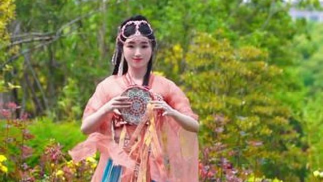 当年收复西域是为了葡萄干吧，美人关还请过一下～ #上铃鼓 #西域舞姬 #汉服 #国风