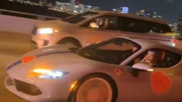 #f1迈阿密大奖赛 外国网友在路上偶遇开着蓝色法拉利的勒克莱尔，激动到咆哮，吓得乐扣分分钟拿手挡脸，