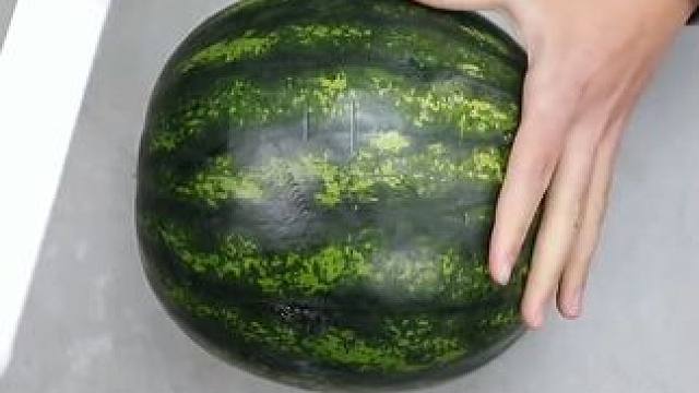 这才是西瓜的正确打开方式，客人来了让他们大开眼界