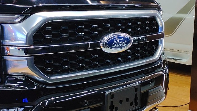 福特勇猛者四驱越野商务车 7座版本，蜂窝式进气格栅，矩阵大灯，您看它霸不霸气？整车长度接近5米9，双