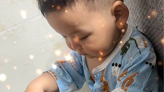 已经到了穿开裆裤的小孩哥了，走又走不得，抱又不让抱，难搞呢#记录你的点点滴滴