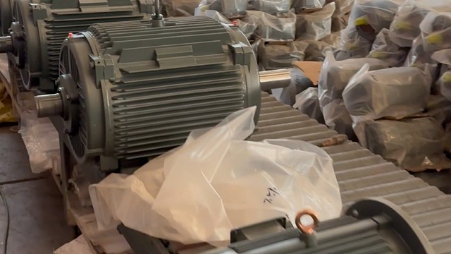 不管等待也好，迷茫也好，都请不要把自己留在原地。