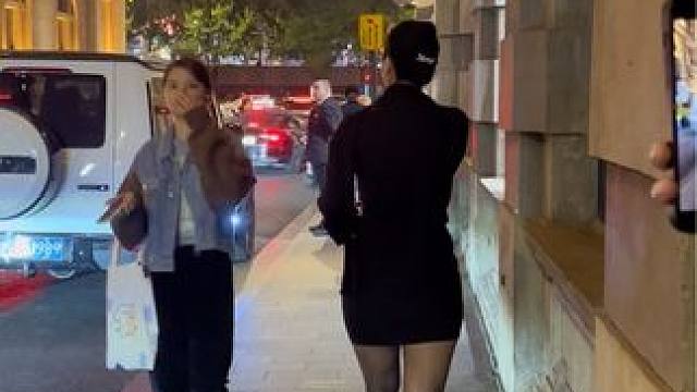 酒店门口偶遇富家公子开着奔大G来潇洒，，路过的黑丝大长腿也忍不住喵了一眼驾驶舱的的帅气公子哥#dou