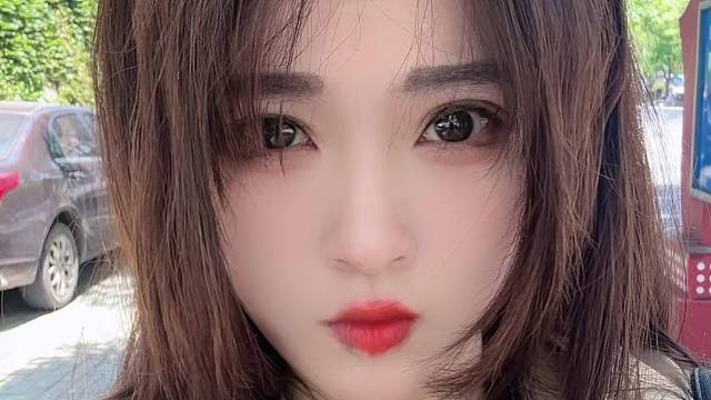 今天有点热啊，感觉要穿吊带了