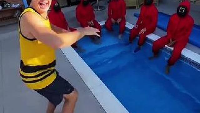 男子洗澡被红衣人嫌弃，结局让人万万想不到！ #看一遍笑一遍 #意想不到的结局 #万万没想到 #老外真