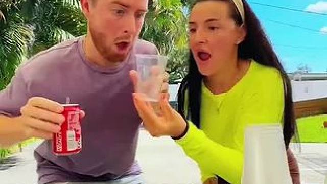 在可乐中加入特殊物质，结果让人太意外了！ #看一遍笑一遍 #意想不到的结局 #万万没想到 #老外真会