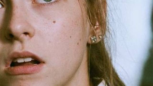 老太太把100万存款藏在床垫里，却被孩子们当做垃圾给扔了#电影解说