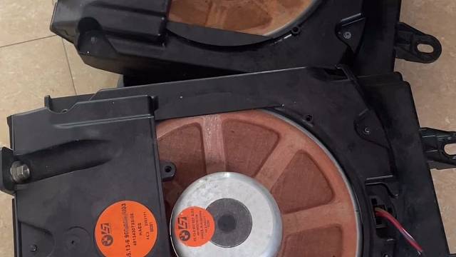 宝马7系低音座椅喇叭 哈曼卡顿L7 低音功放两进两出#拆车件[话题]# #陈田马哲[话题]#