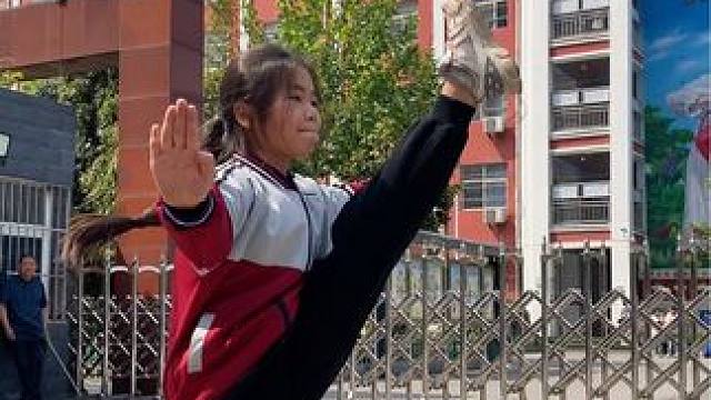 小女孩每天上学坚持练习武术，一套动行云流水