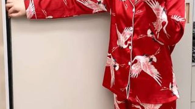 家里裤子裙子多的就用这个#多功能小夹子 自带挂钩，不起褶不变形还省空间#收纳整理