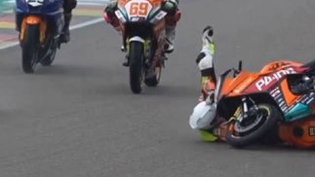 压弯失控整个人甩出去…后车惨遭…这也许就是骑士精神吧…#机车 #摩托车 #摩托车比赛 #专业动作请勿